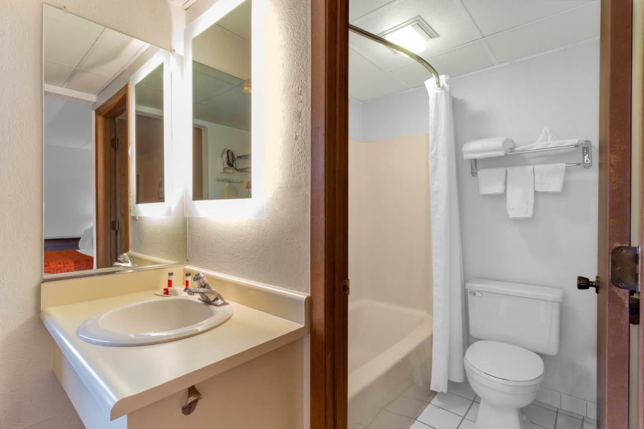 Howard Johnson By Wyndham Waukegan Great Lakes Exterior photo