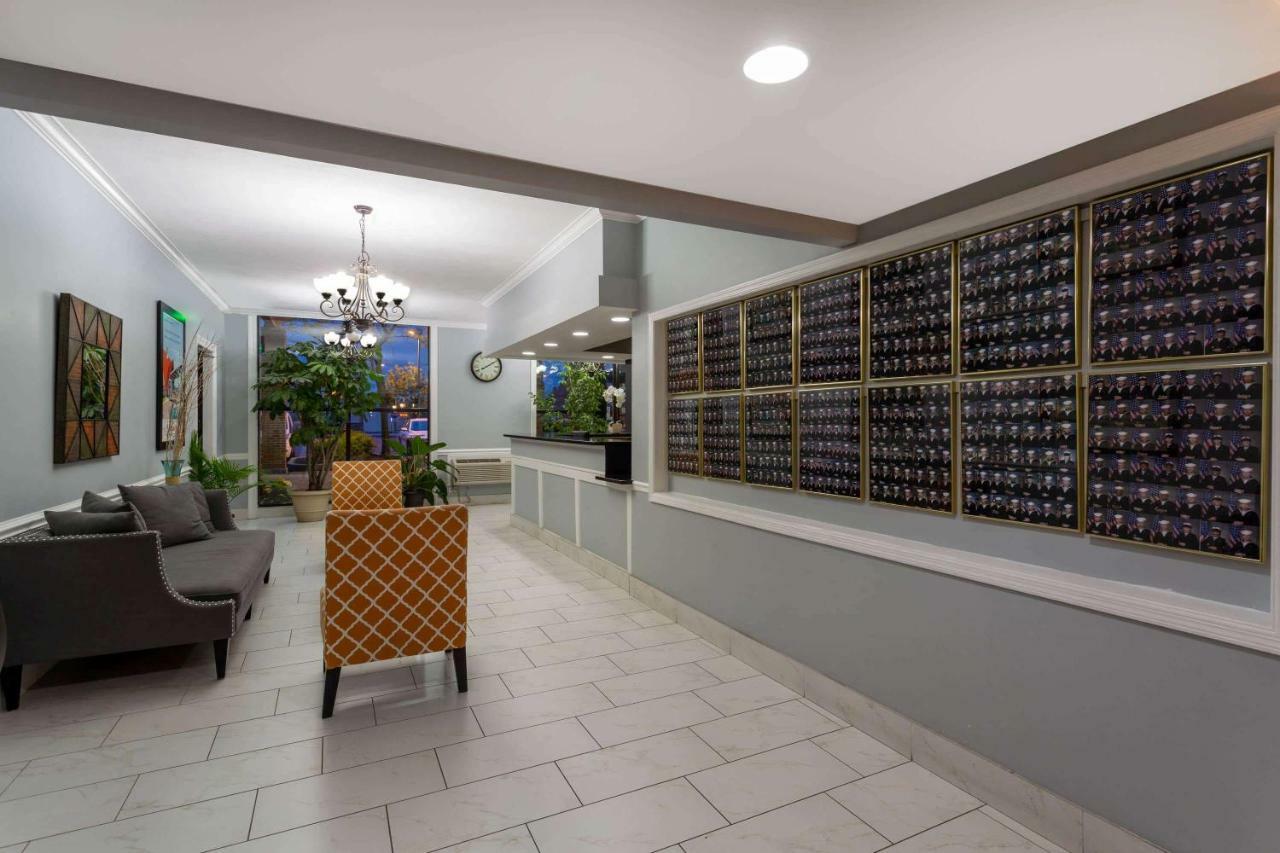 Howard Johnson By Wyndham Waukegan Great Lakes Exterior photo