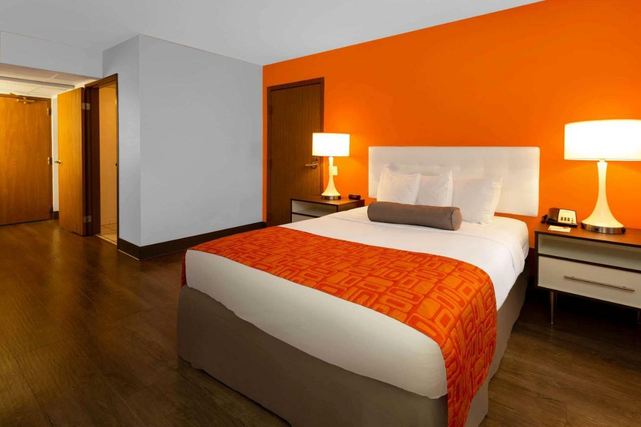 Howard Johnson By Wyndham Waukegan Great Lakes Exterior photo